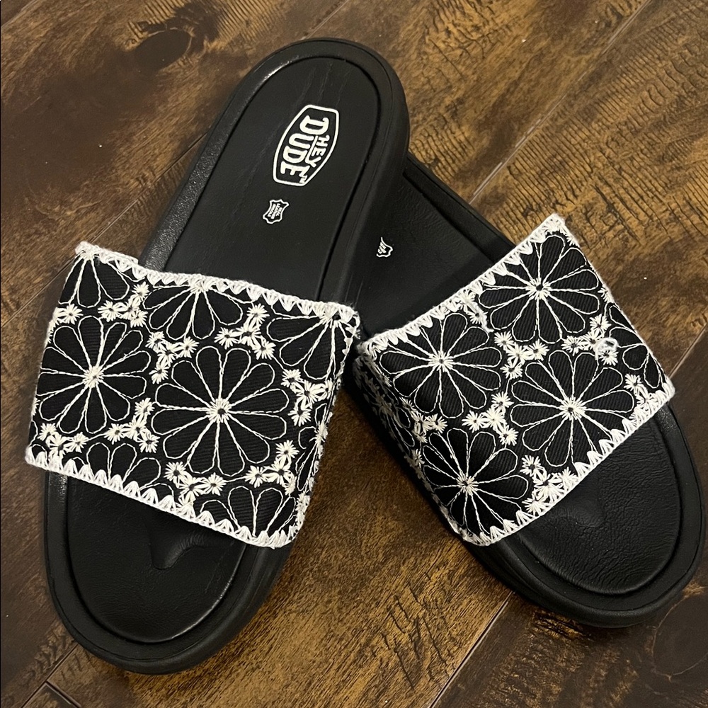 NWOT Hey Dude Women's Black and White Floral Sandal Slides Size 10